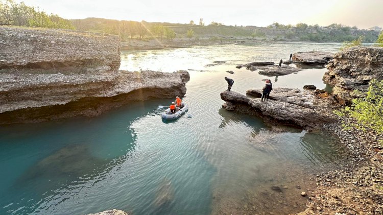 Аксыда Нарын дарыясына чөгүп кеткен баланы издөө иштери эки өлкөнүн аймагында уланууда